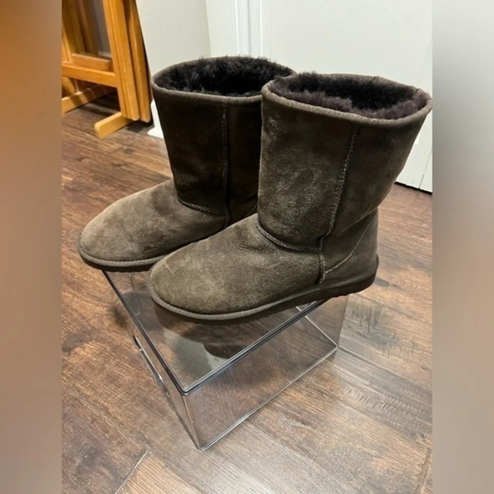 Ugg Australia Women’s Classic Short Boots 5825 Size W9 Color Chocolate